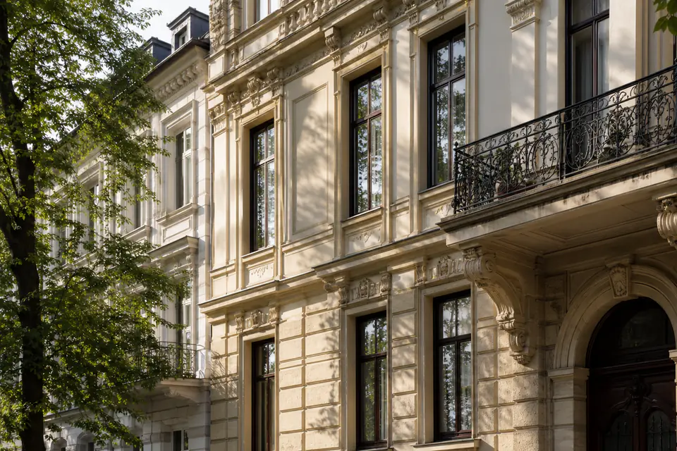 Authentische, restaurierte Gründerzeitfassade in Sandstein und Creme.