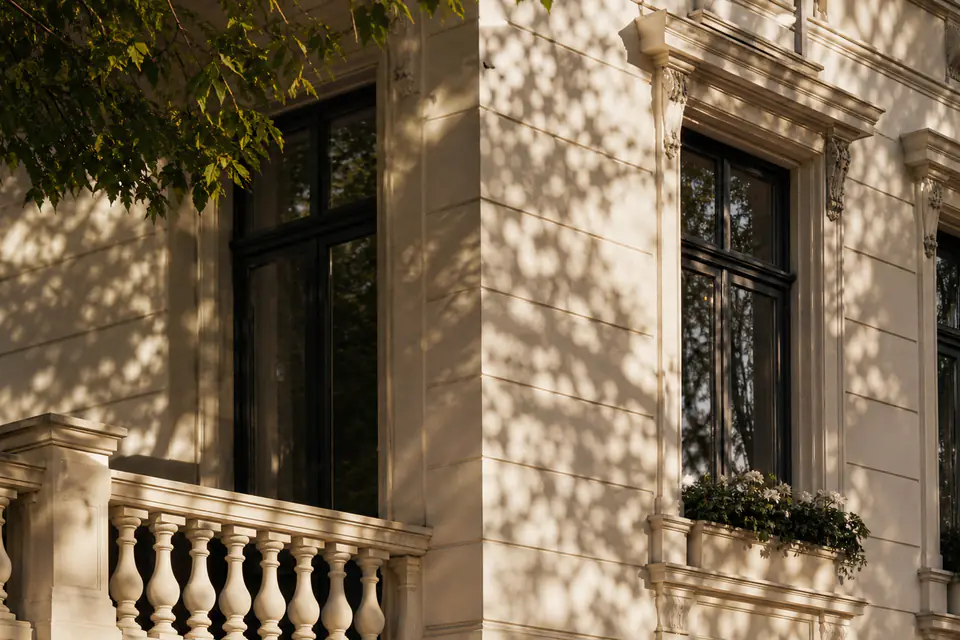 Sonne und Schatten auf einer wertigen Hausfassade als Bild für Zeit und Wertentwicklung.